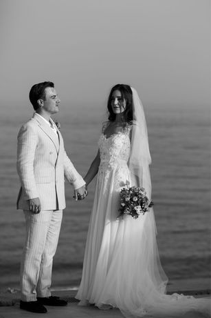 Novios Ana y Sam durante su boda en Barbillon Marbella frente al mar