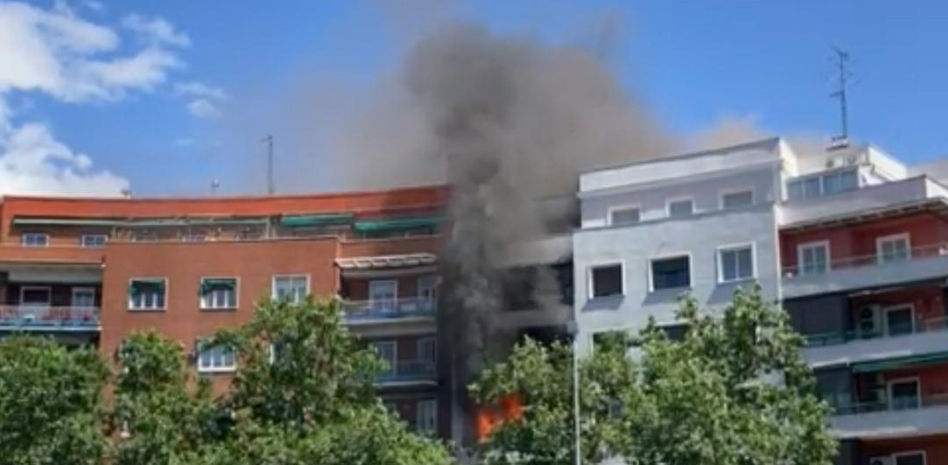 Muere un hombre y otros cuatro resultan heridos en el incendio de una vivienda en Embajadores