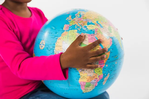 Educação Cósmica no Método Montessori: Conectando Crianças ao Mundo