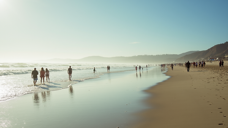 Breezy beach lined with tourists at Santa Cruz Main Beach