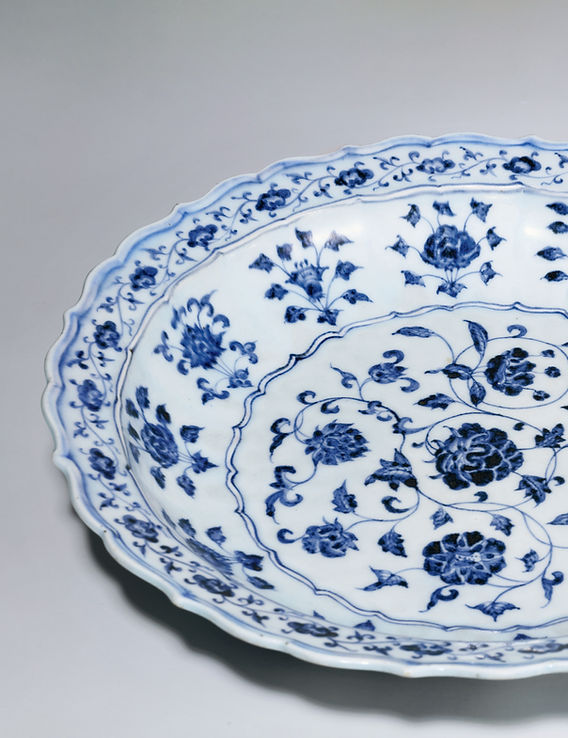 中国美術 白磁 刻草花紋 盤 φ16cm 影青(K-XA680) 中国美術 白磁 刻草花紋 盤 φ16cm 影青(K-XA680)