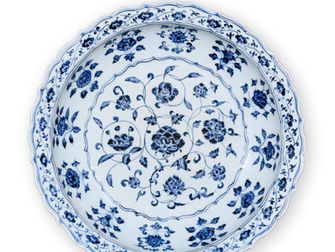 保利筆記 Vol.5 埃斯肯納齊永樂盤327.75萬成交 - The Eyes of Eskenazi, A Very Rare Blue And White 'Floral' Flower-Shaped Dish.