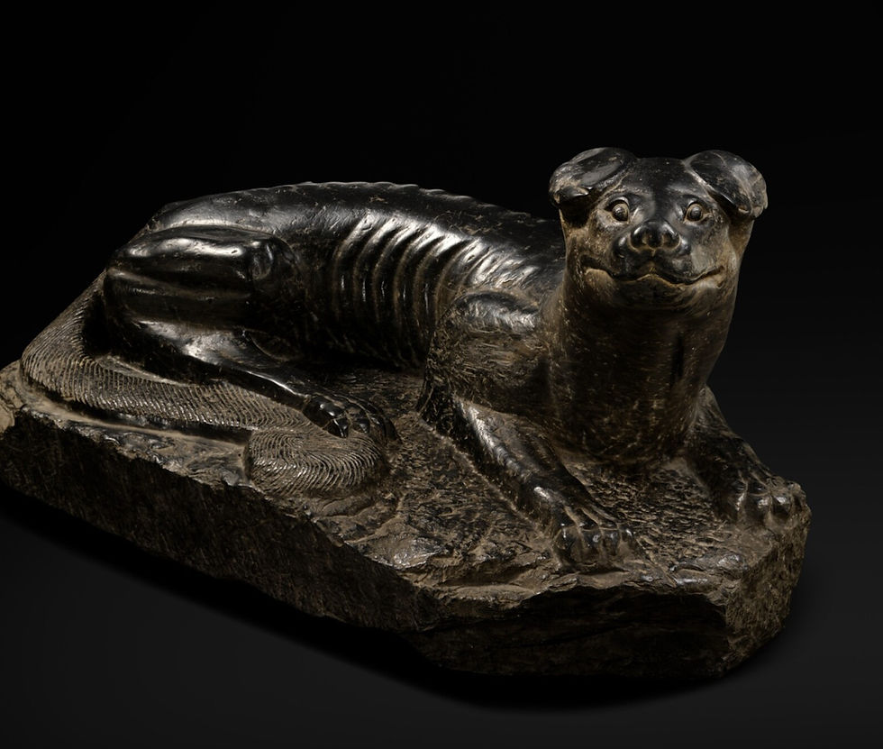 拍賣筆記 vol.357 蘇富比香港2026:唐至宋黑石灰岩臥犬,埃斯肯納齊 - Sotheby’s HK 2026, An Inscribed Black Limestone Sculpture Of A Hound, Eskenazi, Tang - Song Dynasty