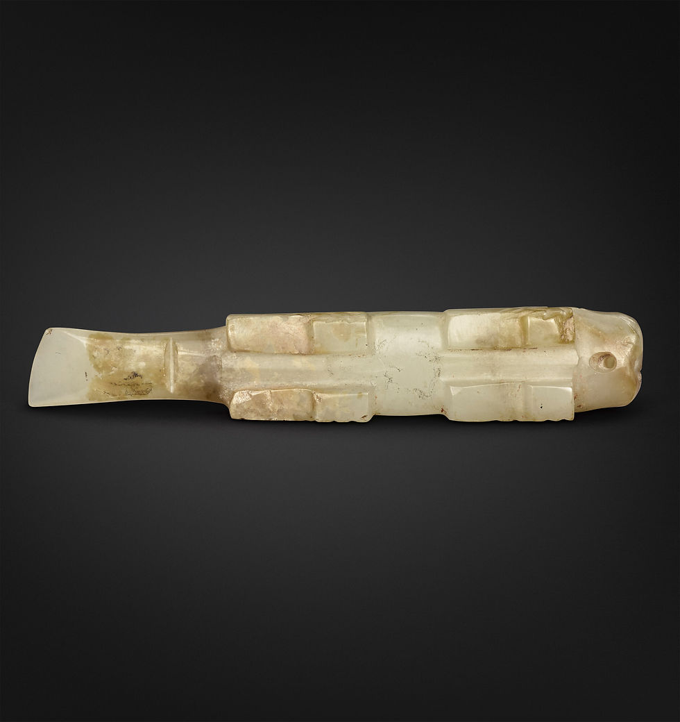 拍賣筆記 vol.242 佳士得紐約:商代晚期白玉虎形珮,15.24萬美元成交 - Christie’s Ny, A Rare White Jade Tiger Pendant, Late Shang Dynasty, Sold For USD 152,400 / Carved jade figure with geometric patterns lies on a dark background. The stone is pale with slight brown staining, evoking an ancient feel.