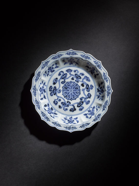 中国 青磁 花文 盃 時代箱付 M R8208 明代筆記Vol.9 明永樂48萬英鎊(480萬港元)成交,青花纏枝靈芝