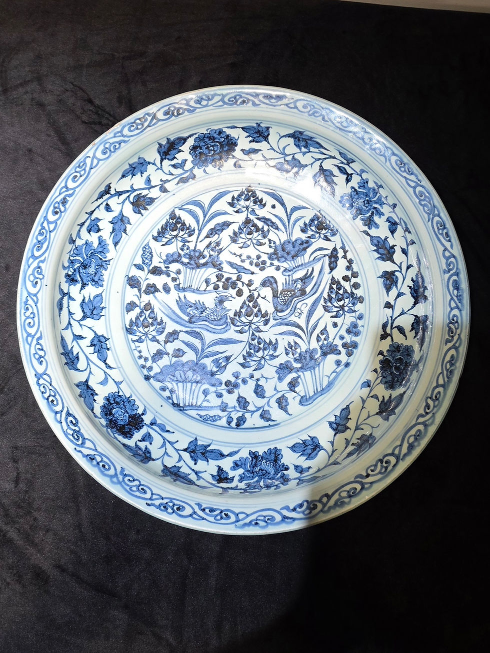 拍賣筆記 vol.292 蘇富比香港:952.5萬港元售出,元青花荷塘鴛鴦圖折沿盤,岡田美術館 - An Okada Blue And White 'Mandarin Duck' Charger, Yuan Dynasty, Sold For 9.525M HKD