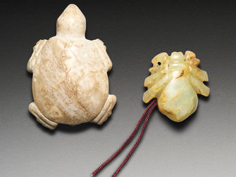 拍賣筆記 vol.124 佳士得紐約:商晚期至西周灰青玉雕蜘蛛珮及石雕龜,32760美元售出 - A Late Shang-Western Zhou Dynasty Pale Greenish-Grey Jade Spider Pendant And A Hardstone Carving Of A Turtle
