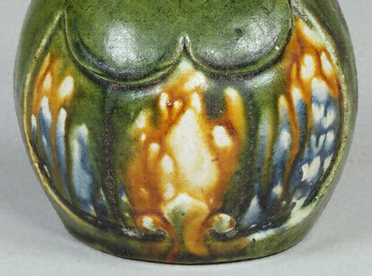 広田松繁,三彩袋形水注 Close-up of a ceramic vase with intricate green, orange, and blue glaze patterns. The vase's surface features abstract designs.