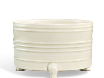 拍賣筆記 vol.182 蘇富比香港:傳John Sparks,北宋定窰白釉弦紋三足奩式爐 - John Sparks by Repute, A Dingyao ribbed cylindrical tripod incense burner, Northern Song dynasty