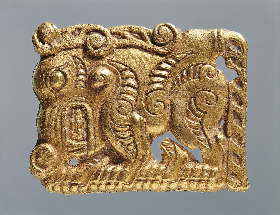 寧夏固原博物館:春秋戰國動物紋金飾牌 Ornate gold plaque with intricate animal design, featuring swirling patterns. Set against a plain gray background, showcasing fine craftsmanship.