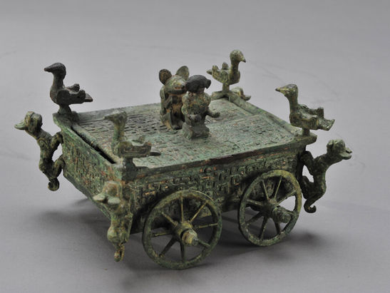 春秋戰國 vol.15 秦國:弄器,蟠龙纹铜车形器 - Qin, Nongqi, Miniature Bronze Cart