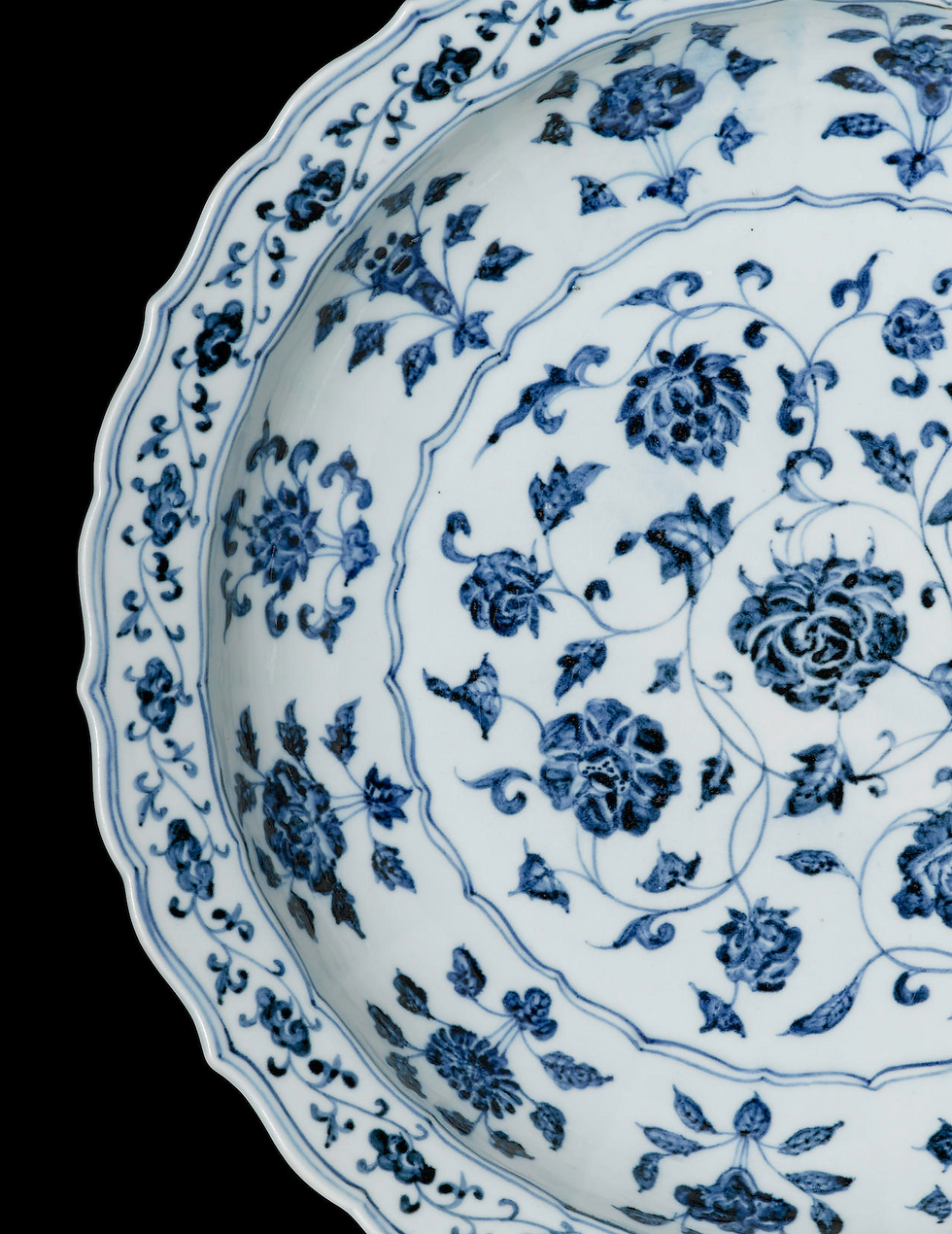 保利筆記Vol.5 埃斯肯納齊永樂盤327.75萬成交- The Eyes of Eskenazi, A Very Rare Blue And  White 'Floral' Flower-Shaped Dish.
