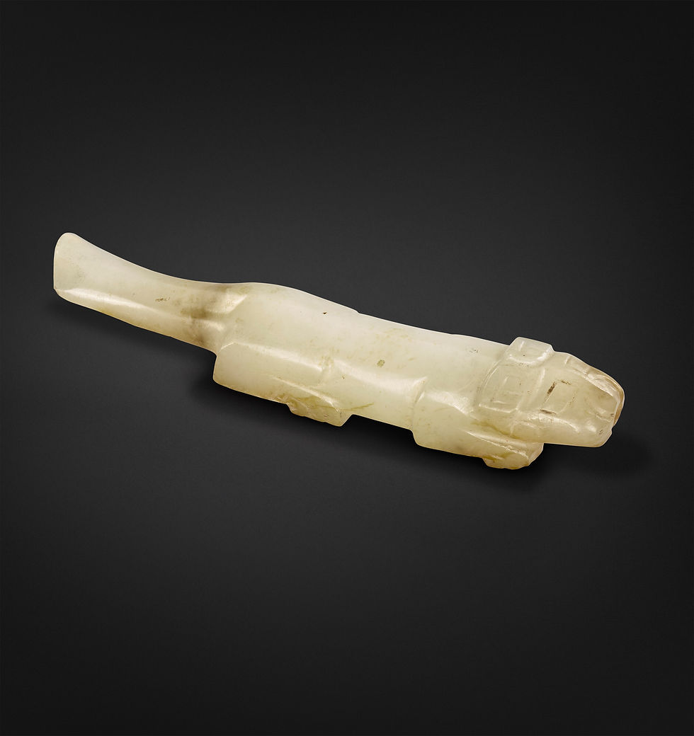 拍賣筆記 vol.242 佳士得紐約:商代晚期白玉虎形珮,15.24萬美元成交 - Christie’s Ny, A Rare White Jade Tiger Pendant, Late Shang Dynasty, Sold For USD 152,400 / White jade carving of a stylized animal on a dark background. The figure is elongated with minimal details, evoking a calm mood.