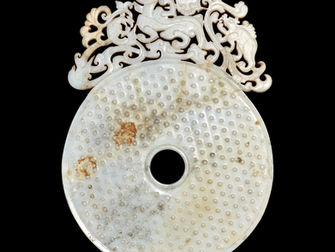 拍賣筆記 Vol.62 養德堂:264萬港元成交,東漢白玉鏤空出廓螭龍瑞獸紋璧 - A White Jade ‘Chilong’ Disc, Bi, Eastern Han Dynasty