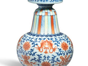 拍賣筆記 Vol.59 清乾隆317.9萬青花洋彩八吉祥紋賁巴瓶 - A Polychrome Enamelled And Underglaze-Blue 'Eight Buddhist Emblems' Tibetan-Style Ritual Vase, Benbaping