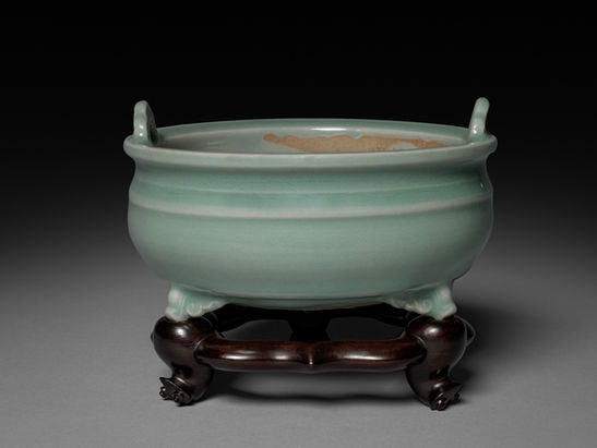 龍泉窯雙耳三足香爐 Longquan Tripod Censer