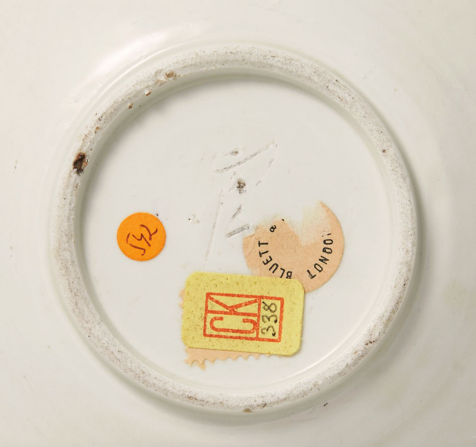 拍賣筆記 vol.249 繭山龍泉堂：晚唐定窯「官」款白釉輪花盤（花口盤） - Mayuyama, A White Porcelain Foliate-Rim Dish With 'Guan（官）' Inscription, Late Tang Dynasty / Bottom of a white ceramic plate with an orange sticker marked "152," a yellow label with "CK 238," and a round sticker reading "BLUETT & SONS LONDON."