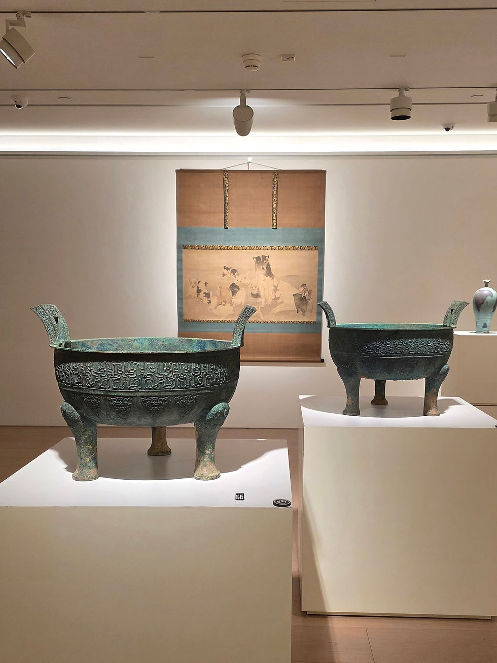 拍賣筆記 vol.278 蘇富比香港:190.5萬港元成交,東周春秋青銅蟠螭紋鼎一對,岡田美術館 - A pair of massive archaic bronze ritual food vessels, ding, Eastern Zhou dynasty, Spring and Autumn period, Sold for 1.905m HKD