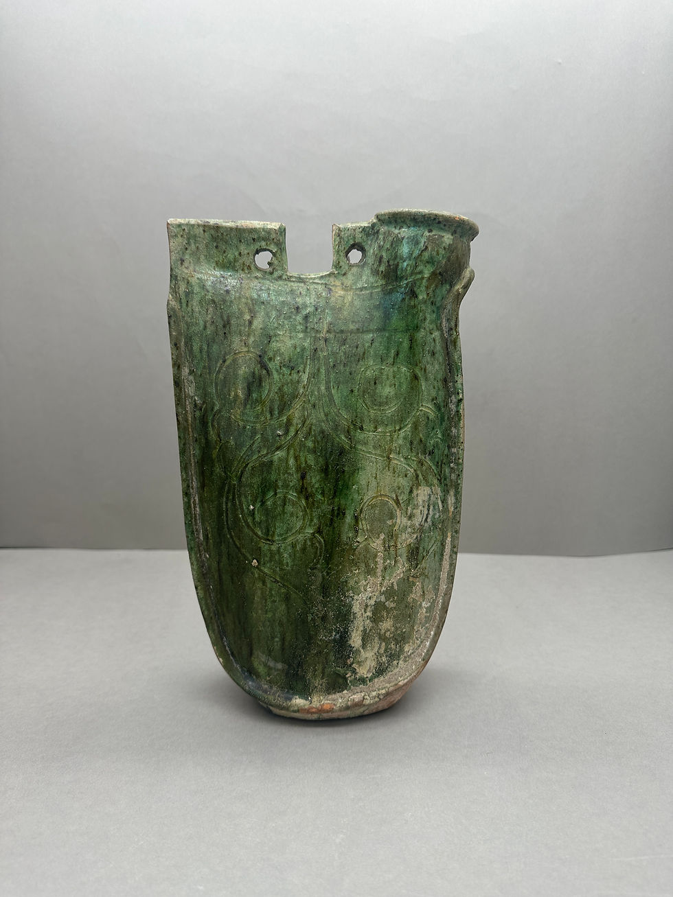 拍賣筆記 vol.291 蘇富比香港:伊勢彥信,4.45萬港元售出,遼綠釉刻花鷄冠壺 - A green-glazed flask, Liao dynasty Sold for 44,450 HKD