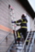 Bombero usando escalera telescópica en rescate exterior