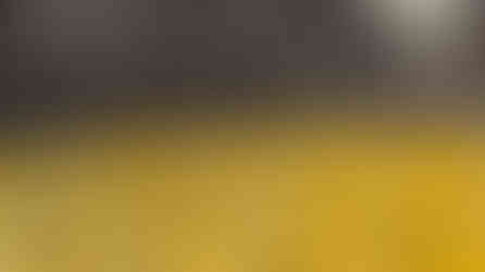 Perfiles de fibra de vidrio amarillos y negros apilados para la fabricación de escaleras industriales de alta resistencia.