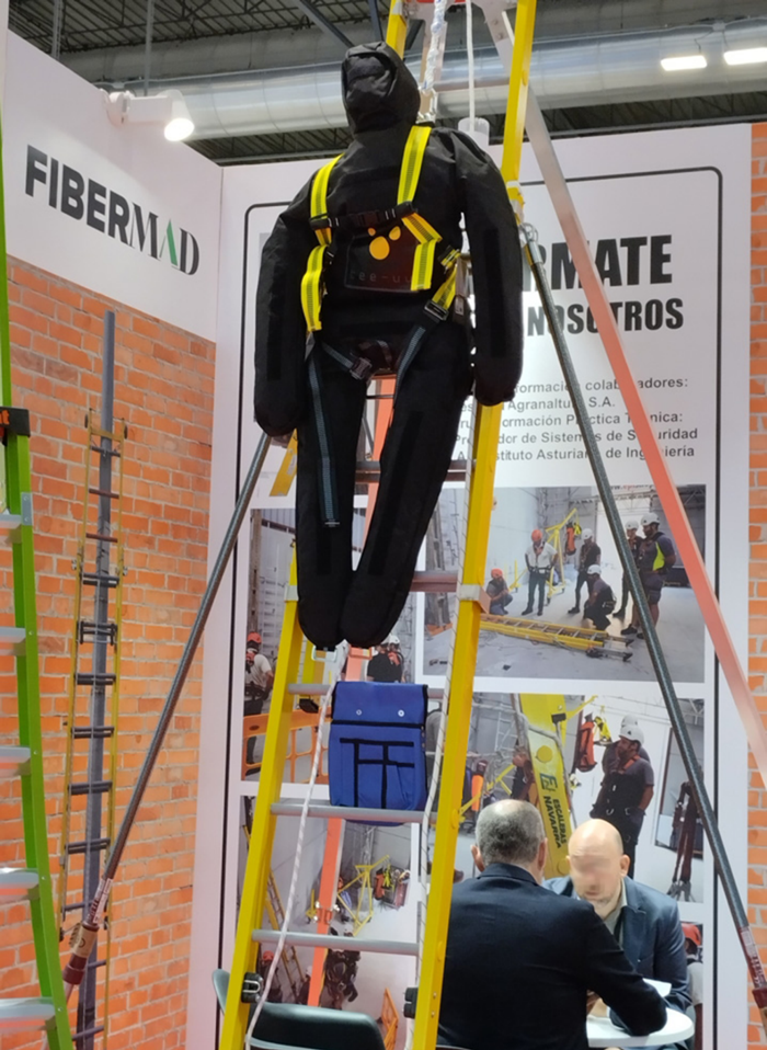 Escalera de fibra de vidrio Fibermad con sistema anticaídas en feria de seguridad laboral