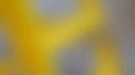 Detalle de peldaño y estructura de una escalera de fibra de vidrio amarilla para trabajos en altura