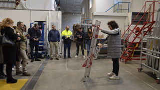 Carmen Álvarez Amor impartiendo formación práctica sobre uso seguro de escaleras profesionales en el showroom de la Escuela de Escaleras Svelt by Fibermad