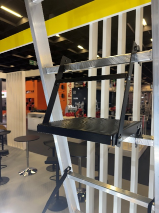 Detalle de plataforma de trabajo en escalera profesional
