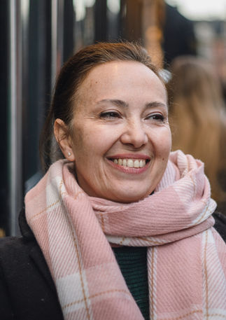Portrait of an attractive middle aged Italian woman. Image (c) Lenny Di Lorenzo.