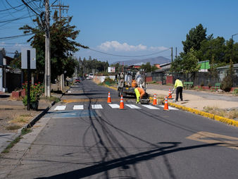 MUNICIPALIDAD REALIZA DEMARCACIÓN DE CRUCES PEATONALES EN DISTINTOS PUNTOS DE LA COMUNA ANTES DEL RETORNO A CLASES