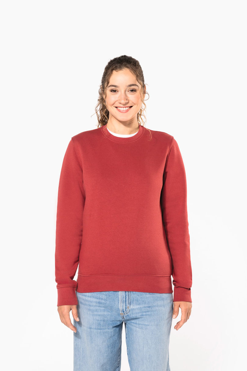 Sweat-shirt écoresponsable col rond unisexe personnalisé Kariban K4025 porté