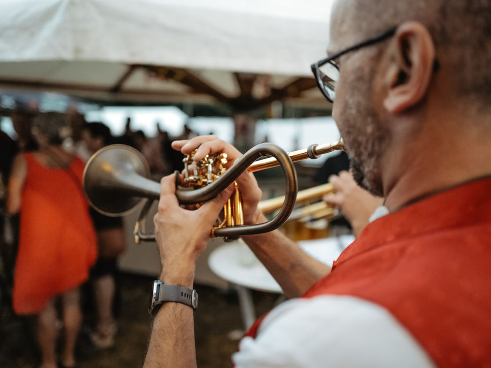 Der Trompeter der Outback Bradler mit einer Possegger-Trompete