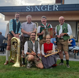 Die Outback Bradler Musiker vor dem Buschenschank Singer.