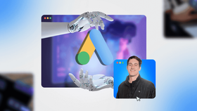 Imagem ilustrativa com mãos robóticas envolvendo o logotipo do Google Ads, simbolizando o uso de inteligência artificial. No canto inferior direito, aparece Renato Coelho, coordenador de performance da Kipiai, sorrindo sobre um fundo azul.