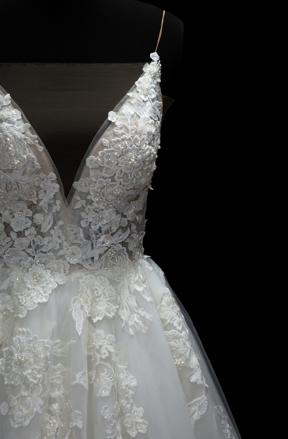 Thumbnail: 'Aurelia Bloom' Backless Wedding Dress | Size 6-8