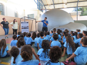 Planetário Móvel da Universidade Federal de Ouro Preto (UFOP) apresenta projeções de estrelas, constelações e planetas aos alunos da escola