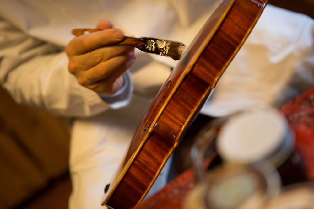 How to varnish your Cello?