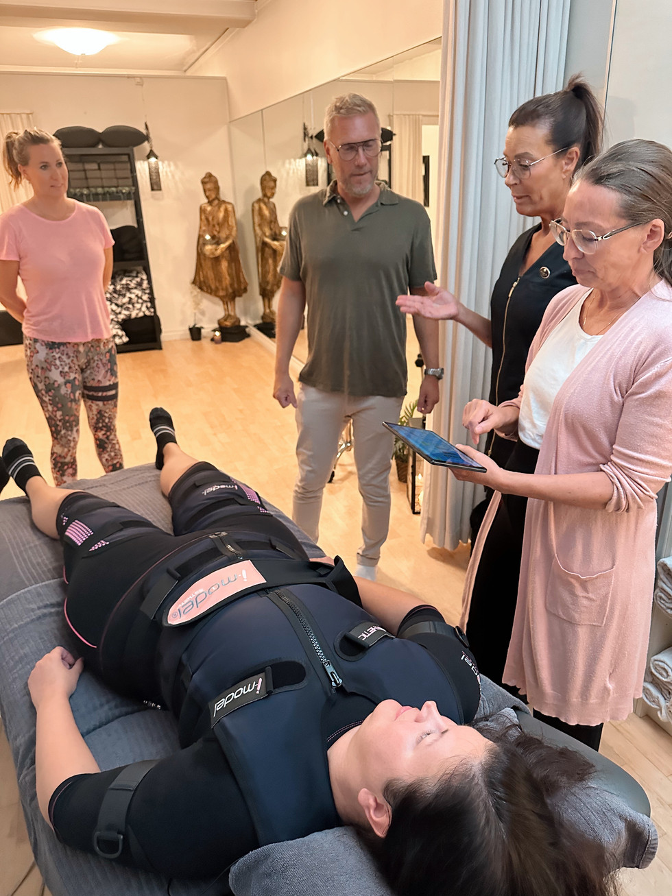Testar EMS-dräkten live med guidning från svenska agenturen av EMS I-model Esthetic