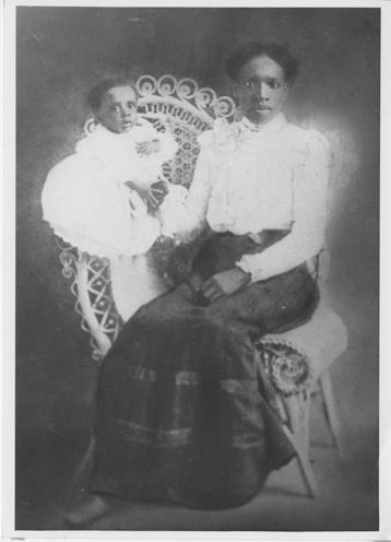 Leila Smoot Knox with daughter (possible Carrie) c.1909