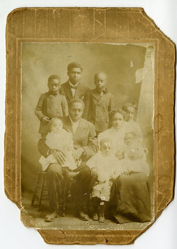 Oscar Knox, his wife Leila Smoot Knox, her brother James Ellis Smoot, and the Knox children (oldest to youngest): William, Daisy, George, James, Bertha, and Carrie
