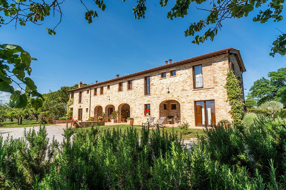 Vista del frente del Agriturismo Sole - Toscana - Foto oficial
