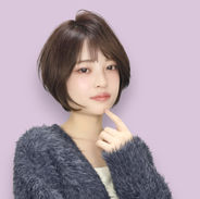 かわいいミニボブスタイル。
毛先を軽めにしながらまとまりやすい用にカット。
後頭部が絶壁の方でも量感・質感調節でかわいい丸み
シルエットが作れます。
カラーは赤みが強かったのでオリーブカラーを入れています！