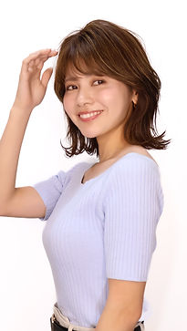 夏にぴったり初夏の空気感のある軽いスタイル。外はねの空気感のあるパーマスタイル 全体的に細くメッシュを入れており、動きや軽さを表現しています。 外ハネで肩上の長さに見えますがストレートにすると鎖骨ライン。 長さも程よくあるので結ぶことも可能です♪