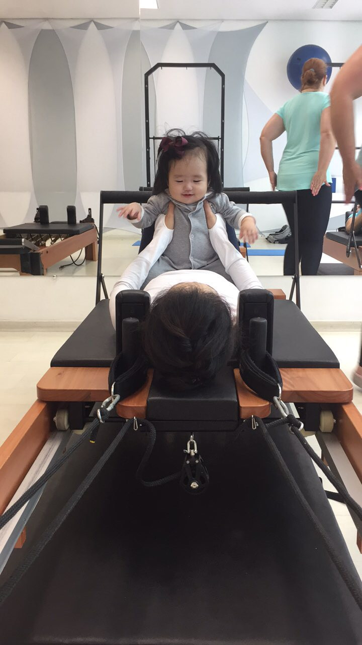 Uma de nossas alunas praticando a aula no reformer.