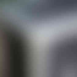 Le caddie de courses est peint en trompe l'oeil pour imiter un flight case sans alourdir la mallette