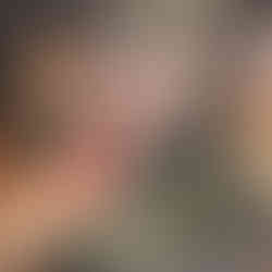 Visiteur en train de découvrir le serre-tête de Mme du Barry