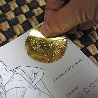 Et la carte postale devient sensorielle : du relief, un qr code pour écouter un morceau...