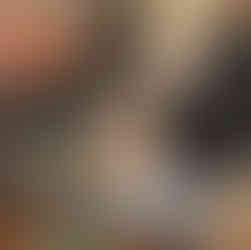 Visiteur en train de découvrir les accessoires : dentelles, perruques, serre-tête...