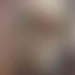 Un visiteur pose avec le passe tête de Mme Du Barry en flore